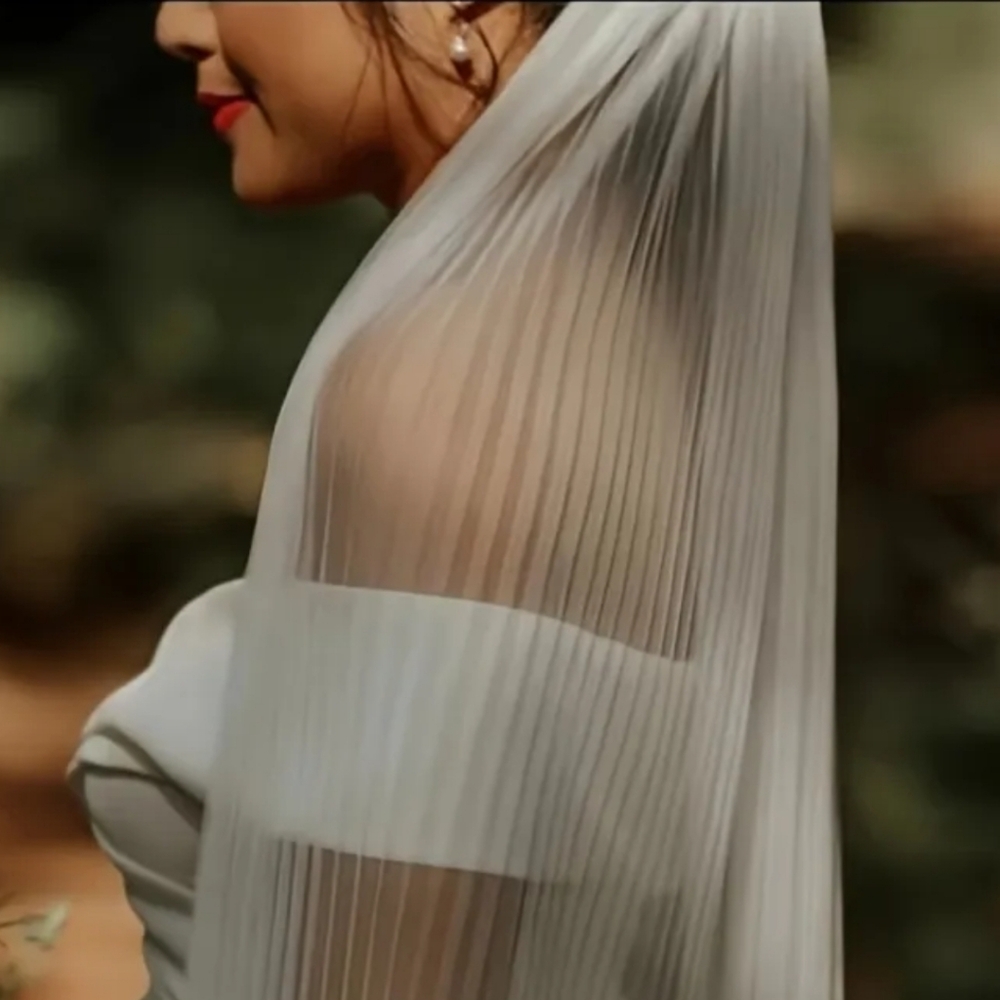 Elegant Creamy White Pleated Intermission Length Veil
